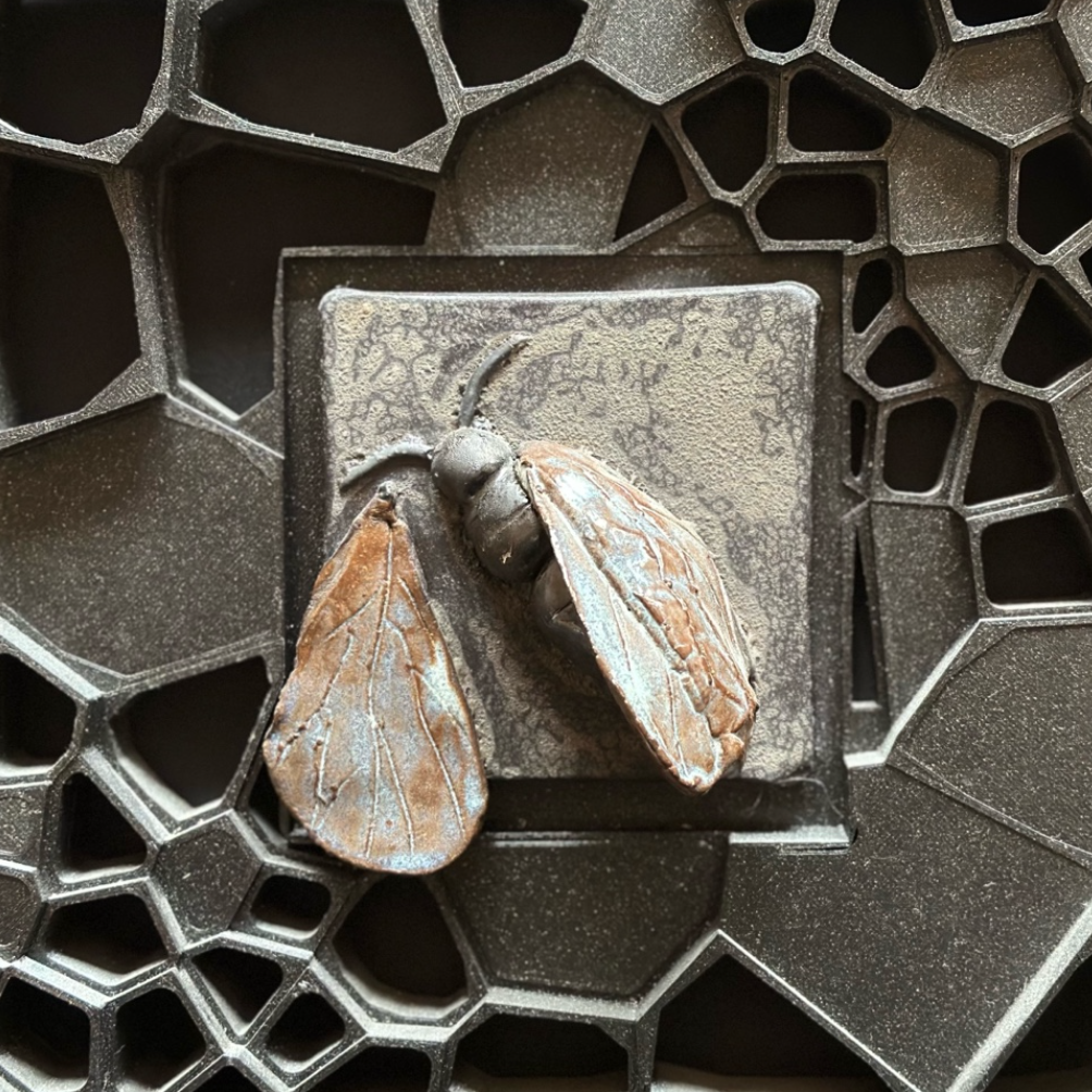 Ceramic moth on Voronoi frame from Rozkład series